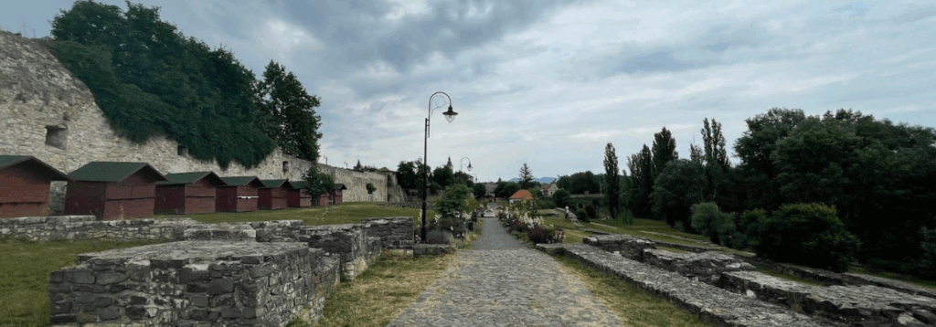 Patak-parti andalgás és kisvárosi hangulat.